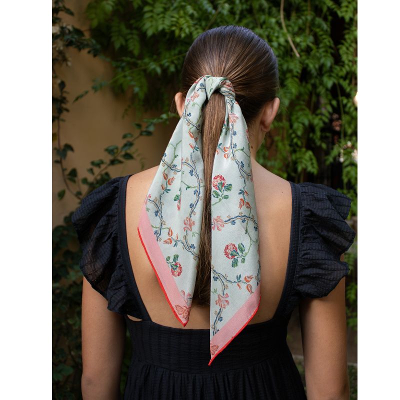 pañuelo-seda-borghiavalencia-90x90cm-reproduccion-espolin-antiguo-artesania-mediterranea-indumentaria-tradicional-valenciana-vintage-flores-bandana-rojo-blanco-paola