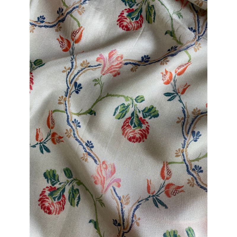 pañuelo-seda-borghia-valencia-90x90cm-flores-reproduccion-indumentaria-tradicional-valenciana-espolin-antiguo-artesania-mediterranea-vintage-detalle-rojo-blanco-paola