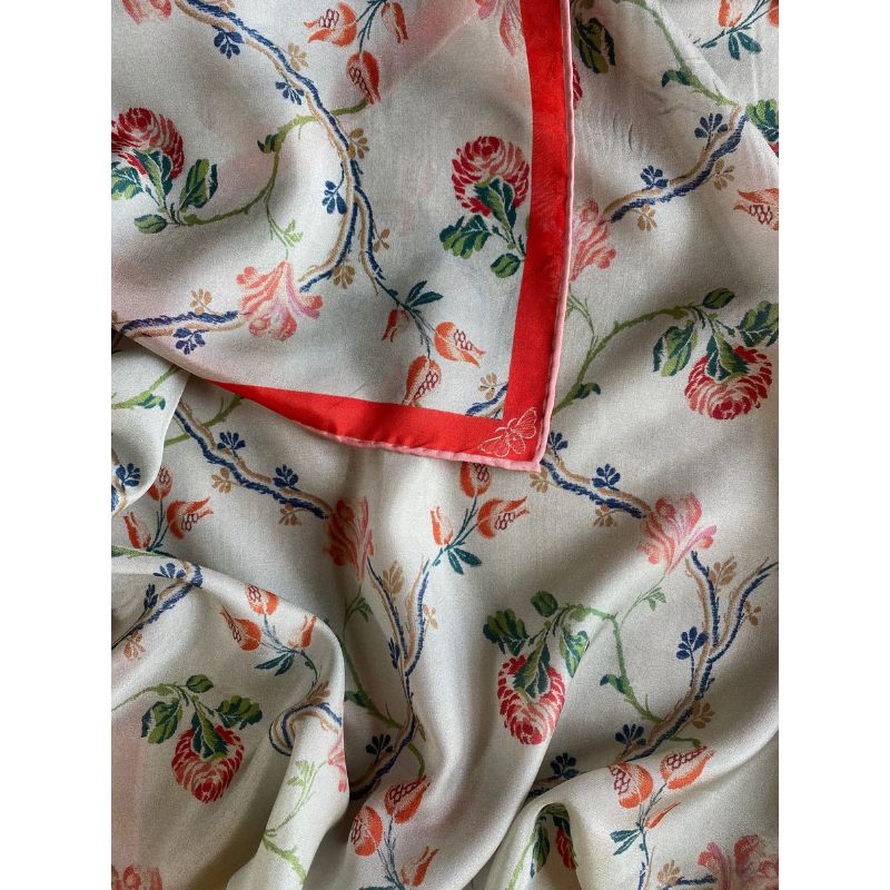 pañuelo-seda-borghiavalencia-90x90cm-orilla-hecha-a-mano-indumentaria-tradicional-valenciana-reproduccion-espolin-antiguo-artesania-mediterranea-flores-vintage-rojo-blanco-paola