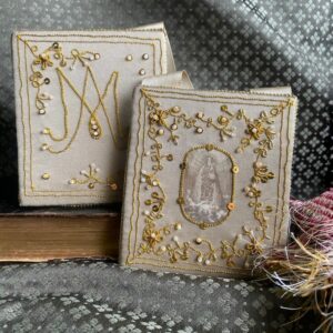 escapulario-borghiavalencia-bordado-artesanal-virgen-desamparados-vintage-raso-seda-marfil-oro-mostacillas