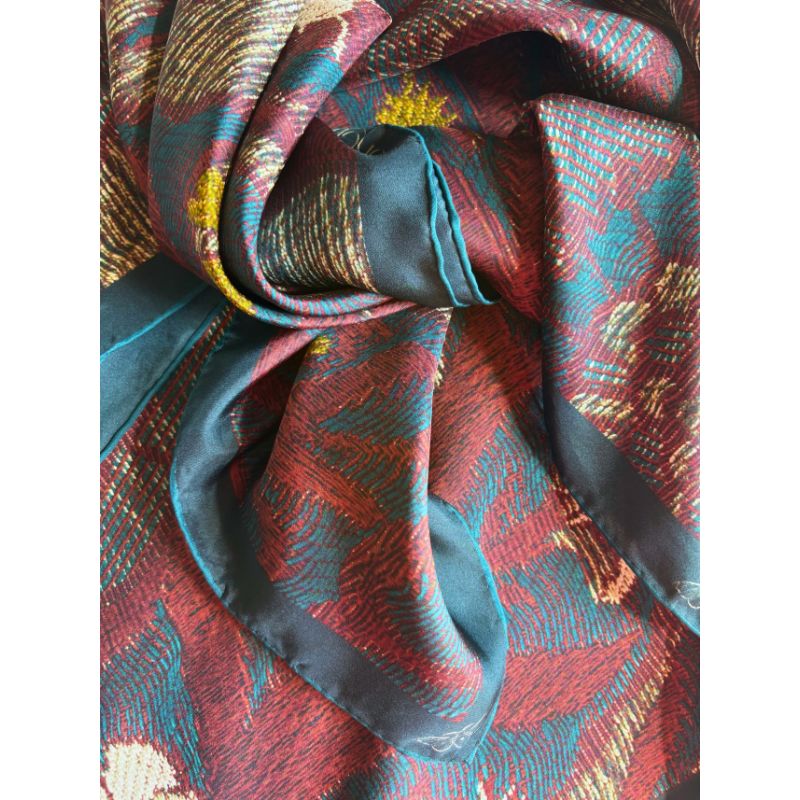 pañuelo-seda-borghia-valencia-90x90cm-orilla-hecha-a-mano-artesania-mediterranea-indumentaria-tradicional-valenciana-granate-azul-tejido-vintage-bandana-manuela