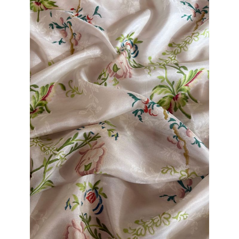 pañuelo-seda-borghia-valencia-90x90cm-artesania-mediterranea-indumentaria-tradicional-valenciana-flores-colores-suaves-perla-rosa-verde-reproduccion-espolin-vintage-macarena-detalle