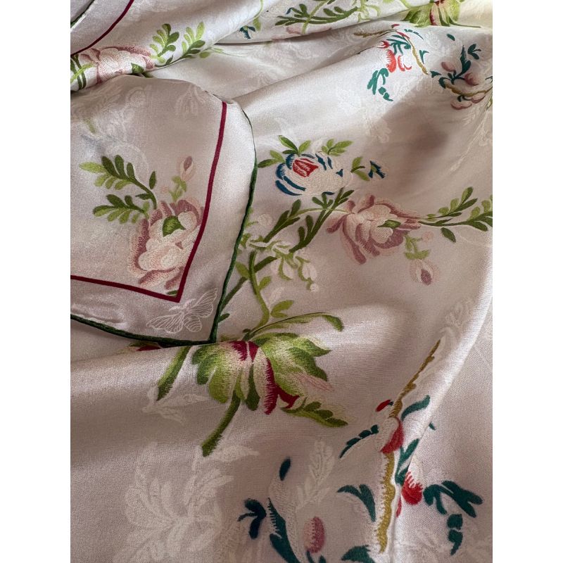 pañuelo-seda-borghia-valencia-90x90cm-orilla-hecha-a-mano-artesania-mediterranea-indumentaria-tradicional-valenciana-colores-suaves-perla-rosa-verde-reproduccion-espolin-vintage-macarena