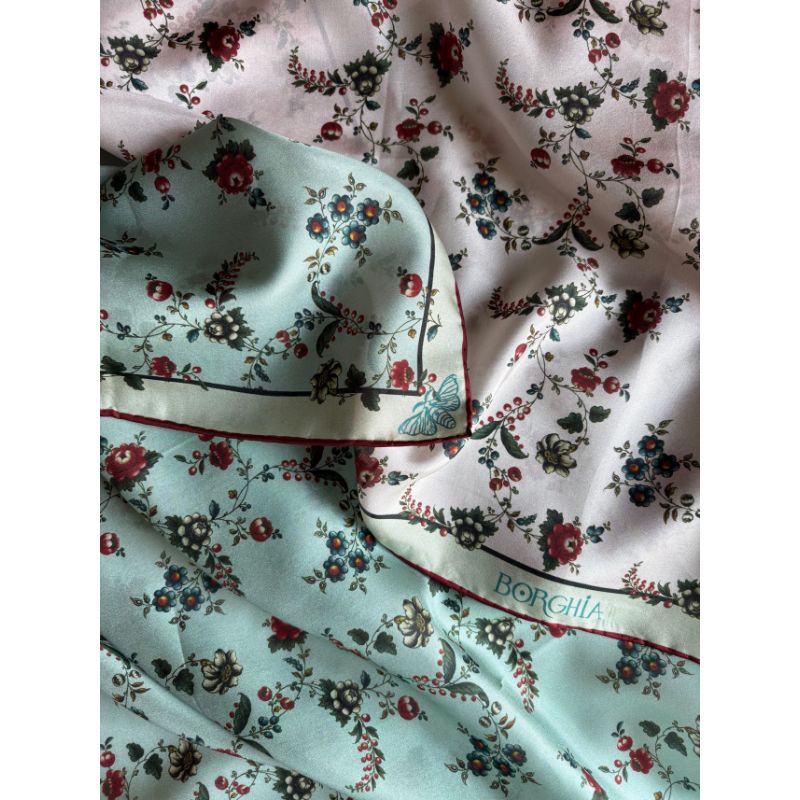 pañuelo-seda-borghiavalencia-90x90cm-orilla-hecha-a-mano-flores-vintage-diseño-antiguo-agua-rosa-celia